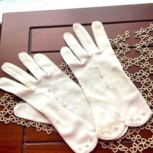 Vintage white gloves. Probably from 40s and 50s. Tiny button detail.